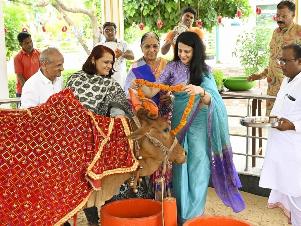डॉ. हर्षा ने भारतीय संस्कृति के आधार पर गौ माता की सेवा