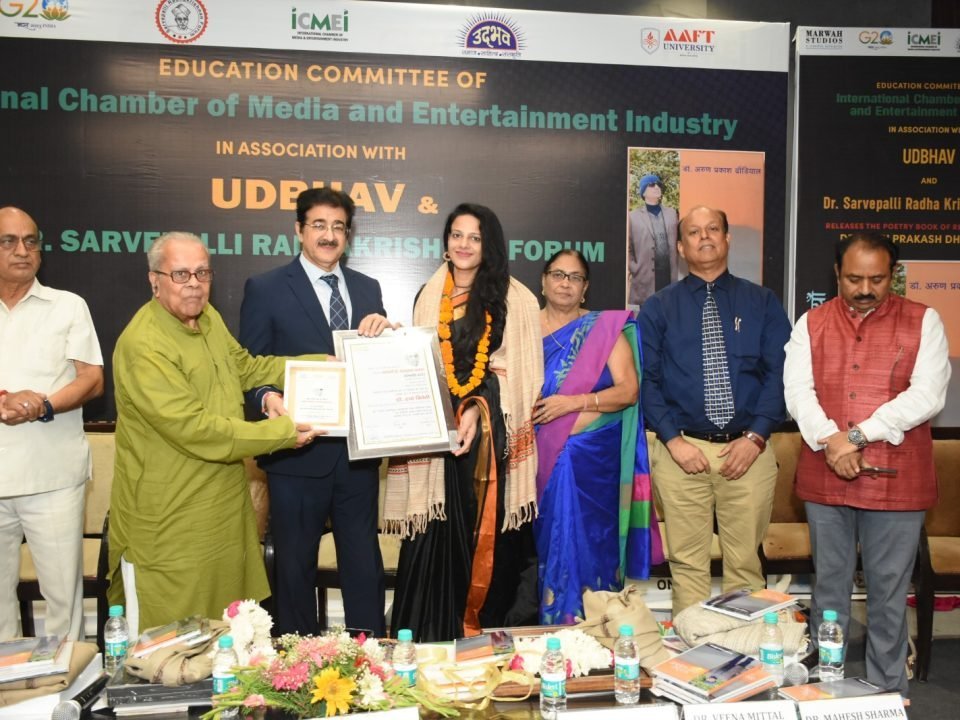 डॉ.हर्षा त्रिवेदी दिल्ली में उद्भव संस्था द्वारा सम्मानित