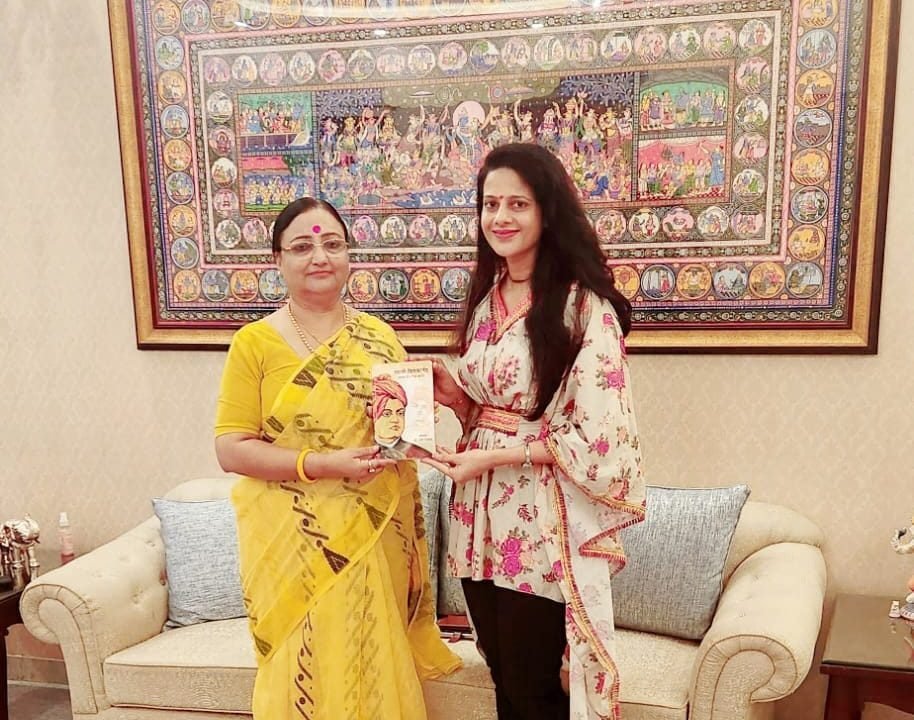 ISPAC की प्रस्तावित अंतरराष्ट्रीय संगोष्ठी पर चर्चा कर पुस्तक भेंट करते हुए डॉ. हर्षा त्रिवेदी