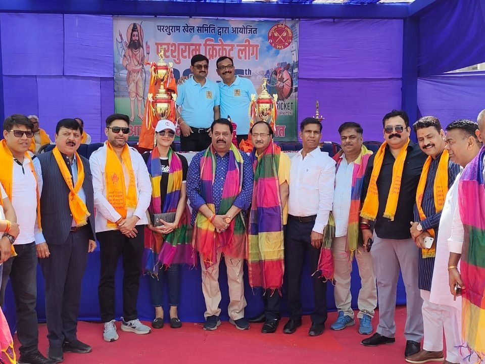 जयपुर में परशुराम खेल समिति द्वारा आयोजित परशुराम क्रिकेट लीग के उद्घाटन समारोह में सम्मिलित डॉ.हर्षा त्रिवेदी एवं विप्र फाउंडेशन के पदाधिकारीगण
