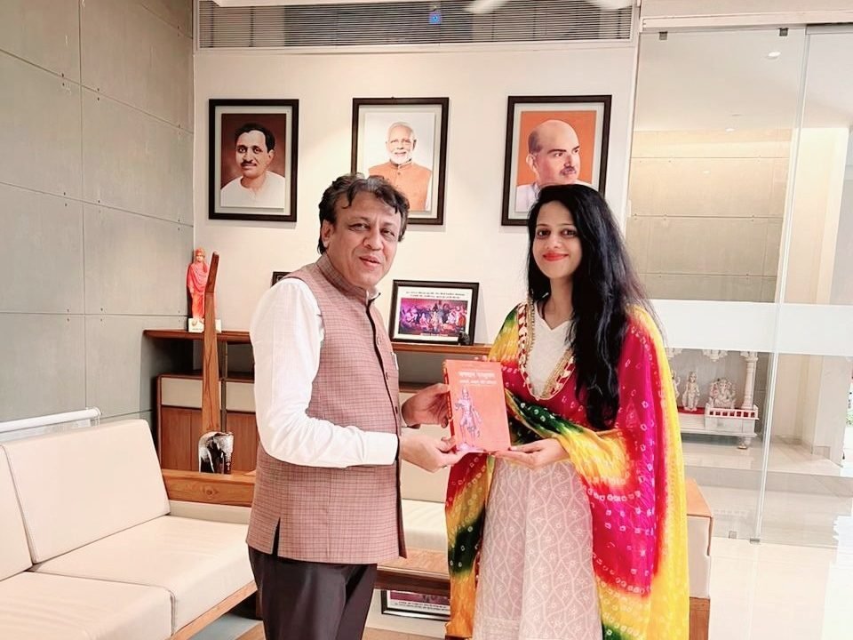 सूरत के महापौर आदरणीय दक्षेश मवानी जी को परशुराम ग्रंथ की प्रति भेंट
