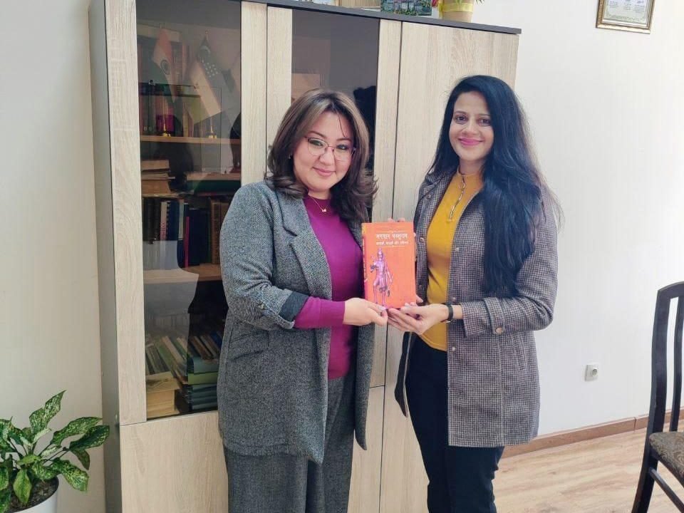 ताशकंद स्टेट यूनिवर्सिटी ऑफ़ ओरिएंटल स्टडीज़ की हिंदी विभागाध्यक्ष नीलोफ़र मैडम को परशुराम ग्रंथ की प्रति भेंट