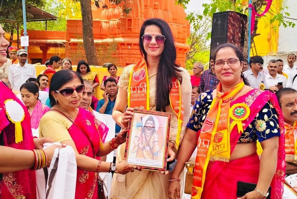 सनातन धर्म सभा, बांसवाड़ा में पर्यावरण मंत्री श्री संजय शर्मा एवं विप्र फाउंडेशन टीम के साथ डॉ. त्रिवेदी